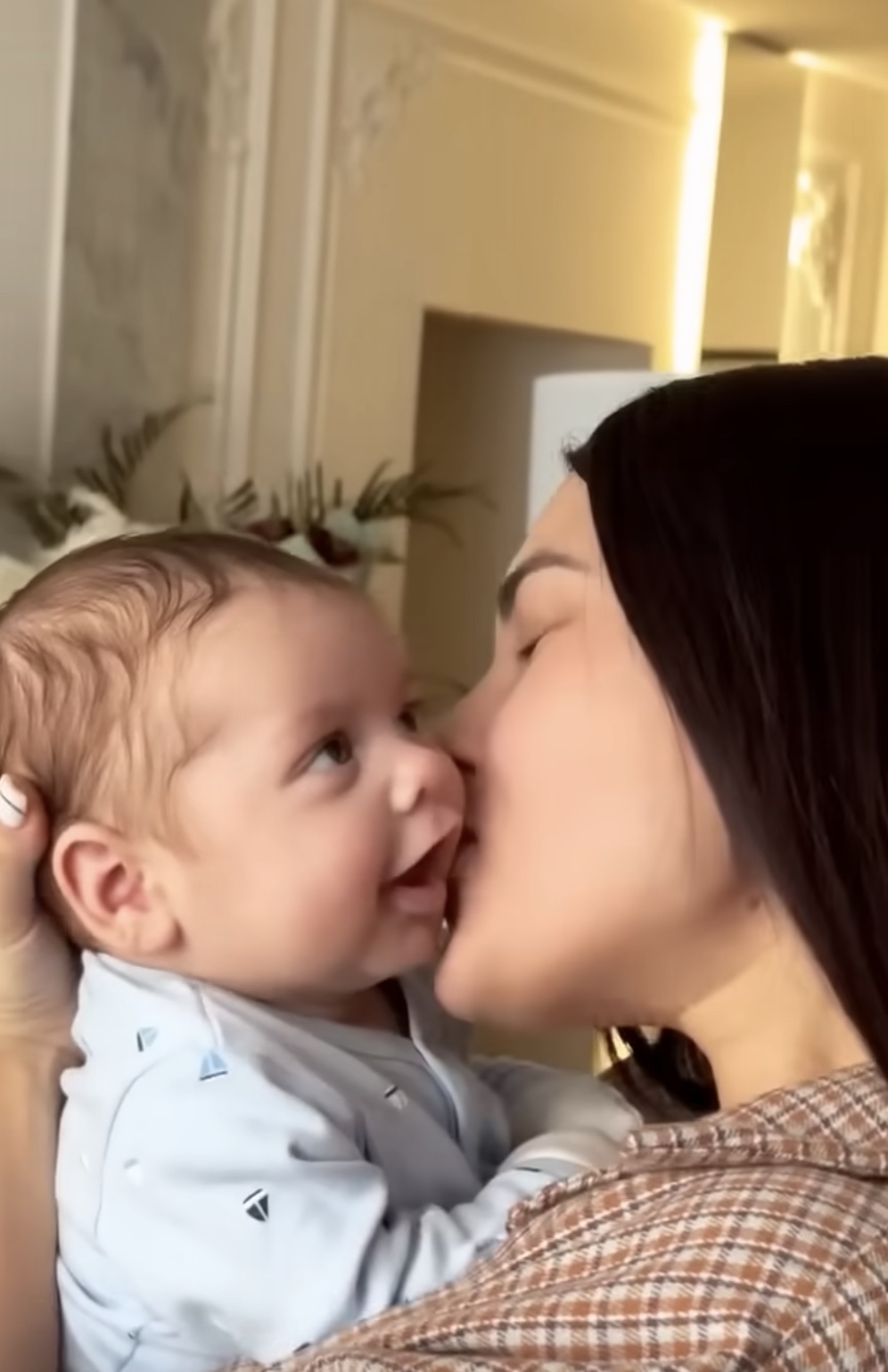 Incredible happiness! Look at how baby Alan reacts when mommy kisses ...