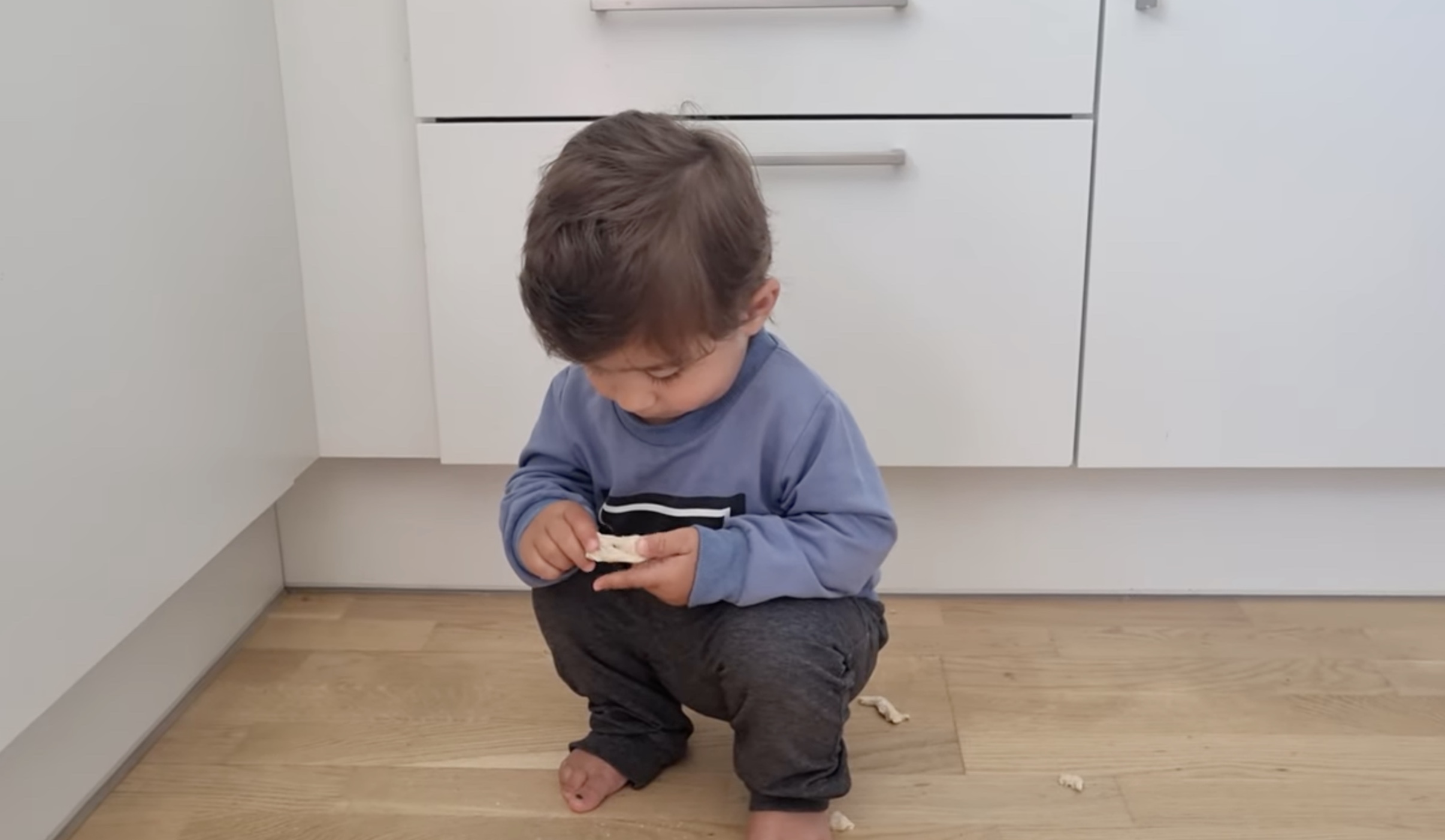 Baby boy’s behavior is so funny: When mom isn’t home, he can do ...